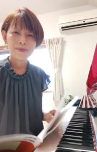 大人のピアノレッスンの様子